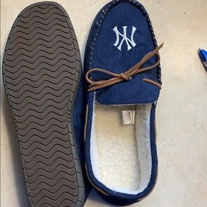 NY Yankees male slippers